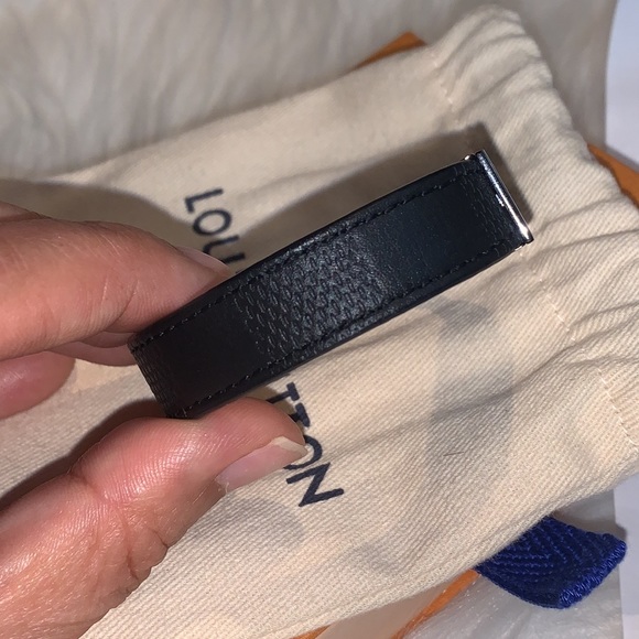 SOLD! ๐๐โค๏ธโค๏ธ๐Louis Vuitton Pull-it Damier Reversible Bracelet - Picture 10 of 17